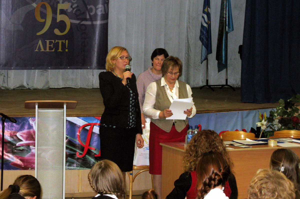 Награждение участников экологических чтений грамотами и подарками. Фото: ГКУ «Дирекция ООПТ СПб».